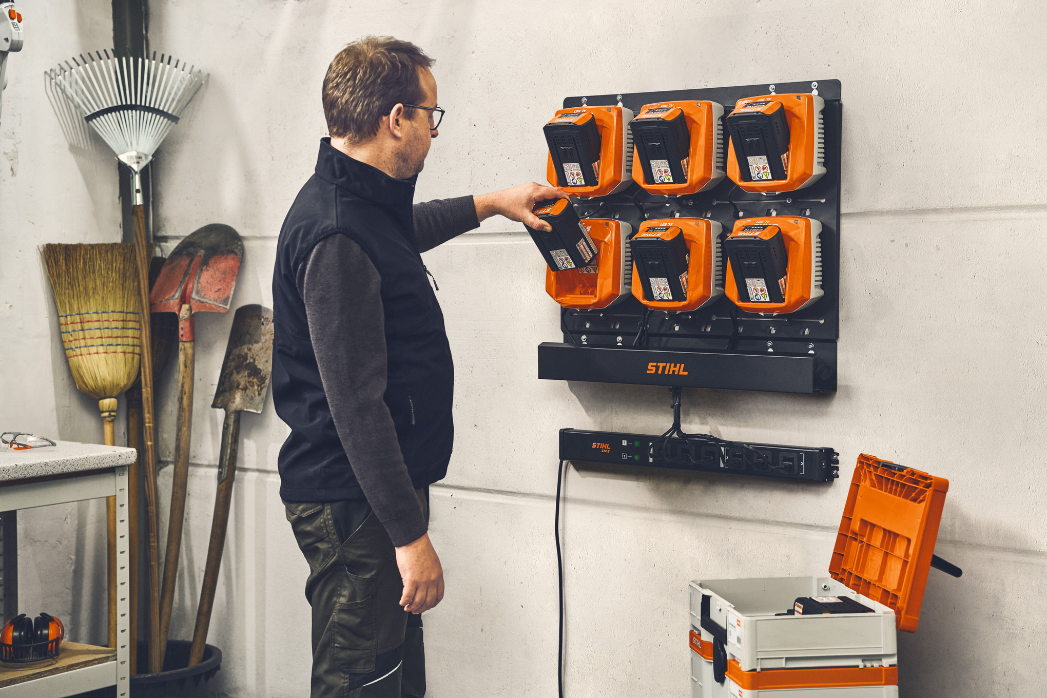 CR 6 Hanging Charger Rack