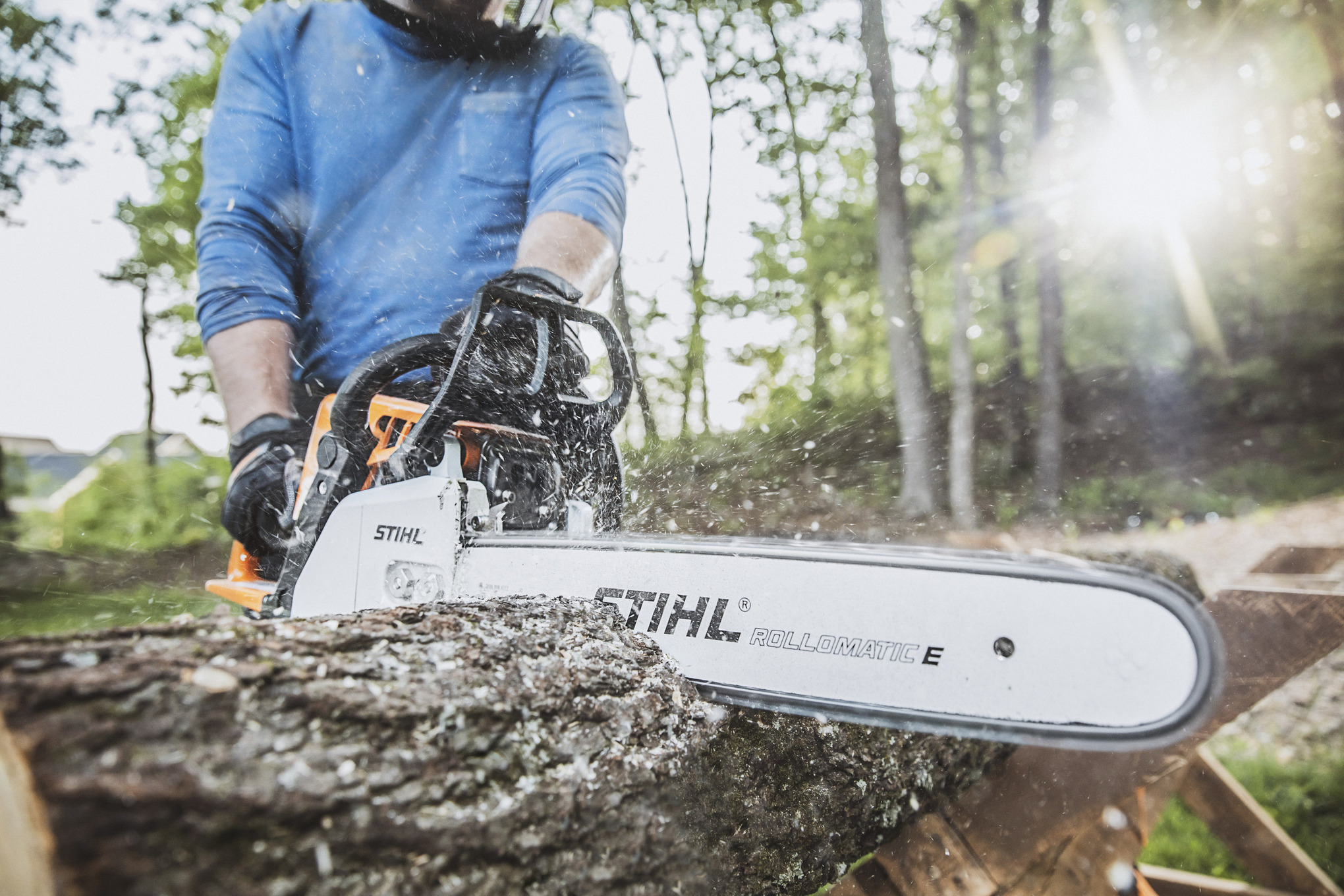 STIHL MS 250 chainsaw cutting through log