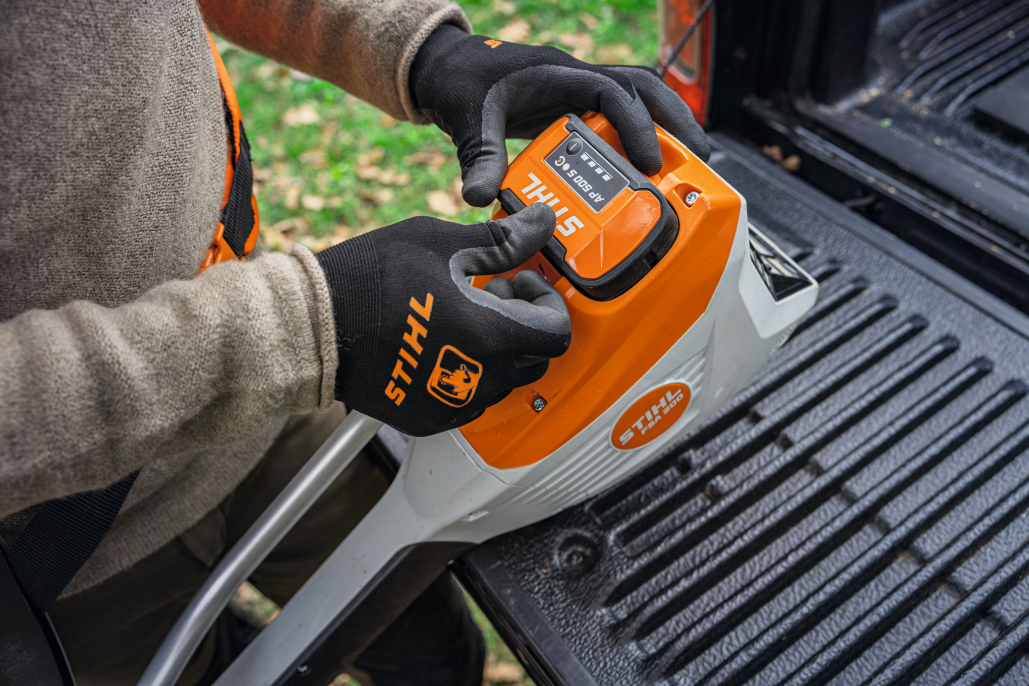 Inserting a STIHL AP 500 S battery into a tool