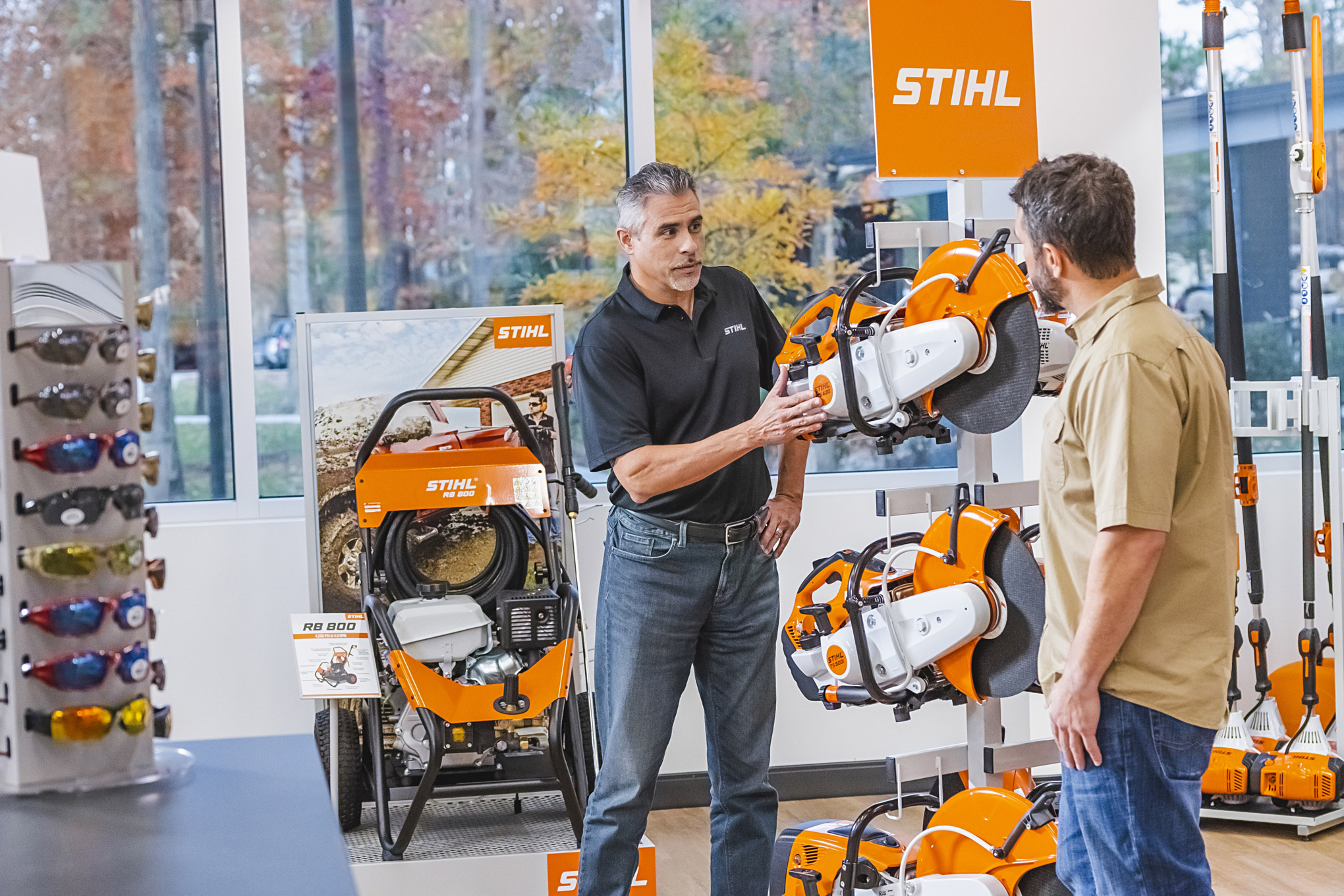 STIHL worker talking to customer about STIHL TS 500i