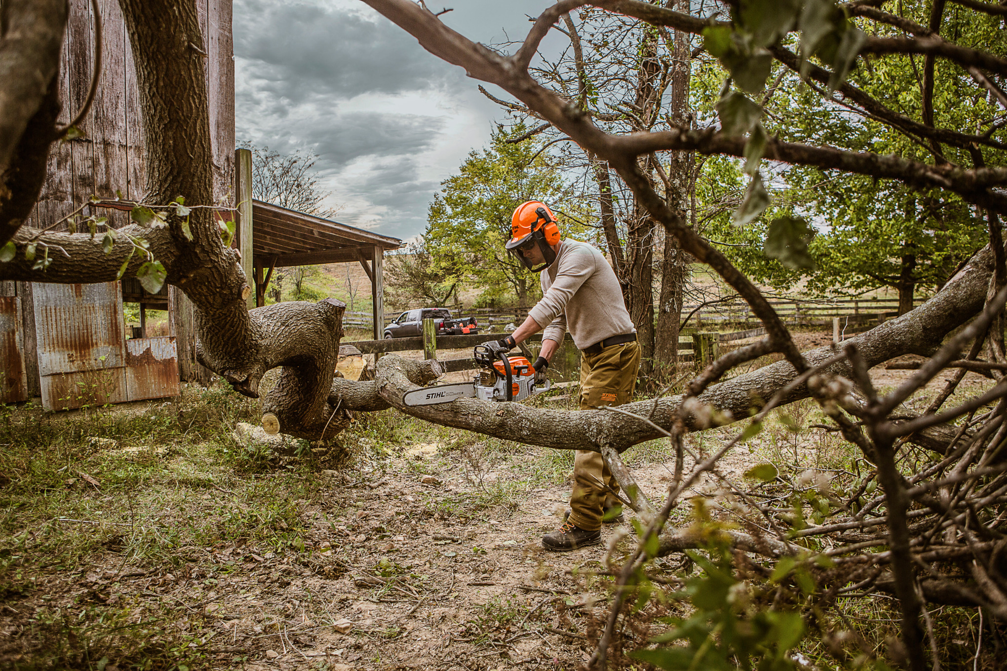 Man using MSA 261 C- MQ to cut a log