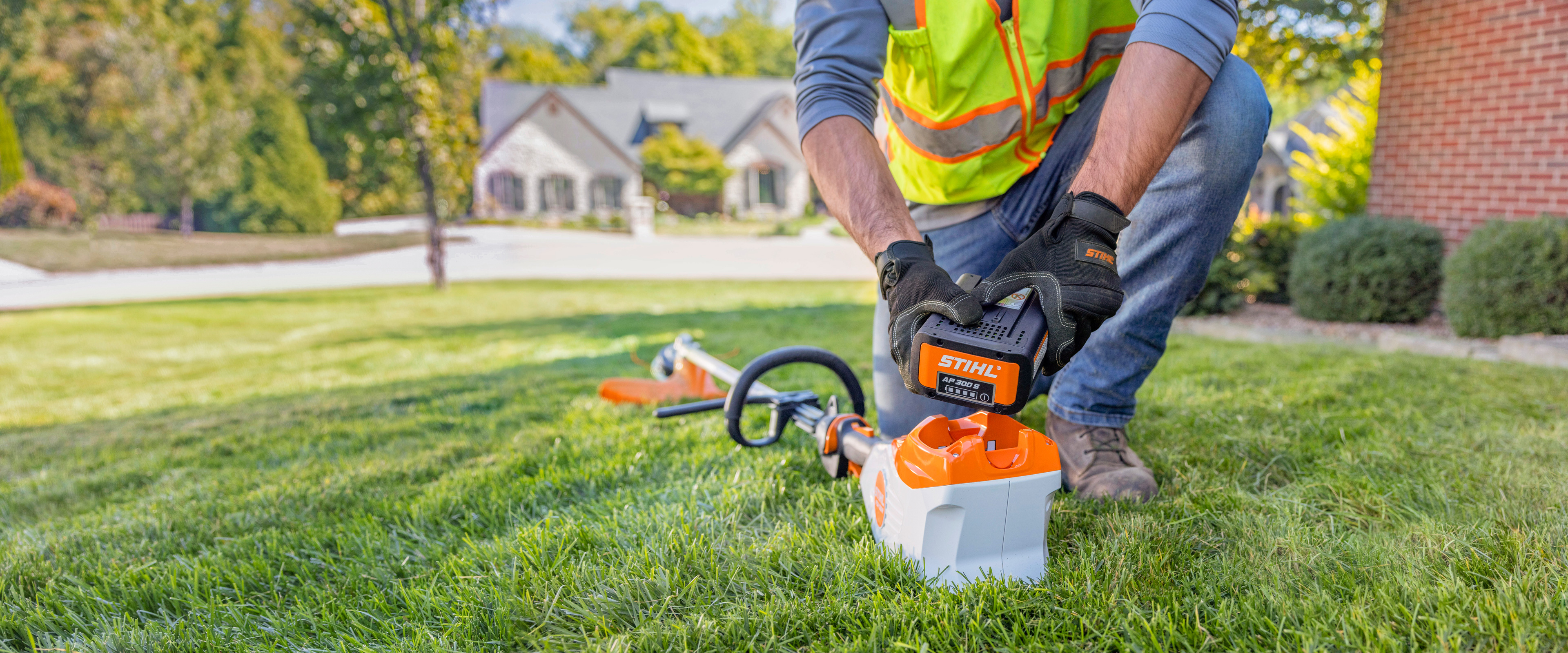 Pro user holding AP battery with FSA 135 R Battery Trimmer