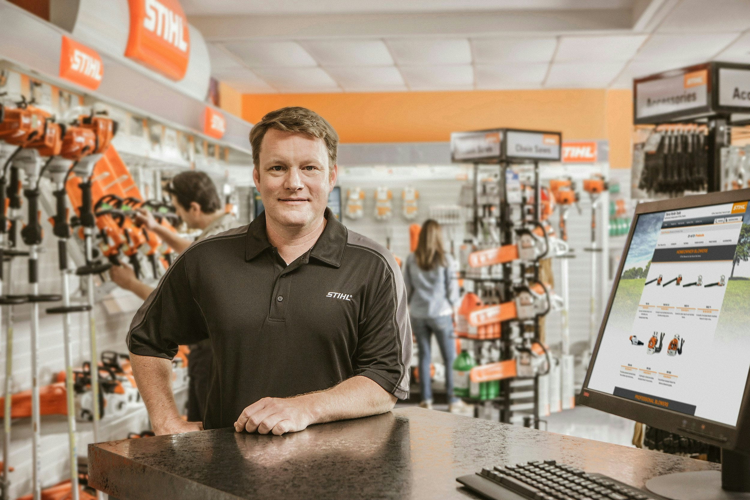 STIHL dealer ready to help customer