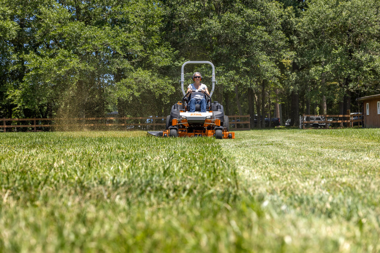 woman riding STIHL RZ 760i K